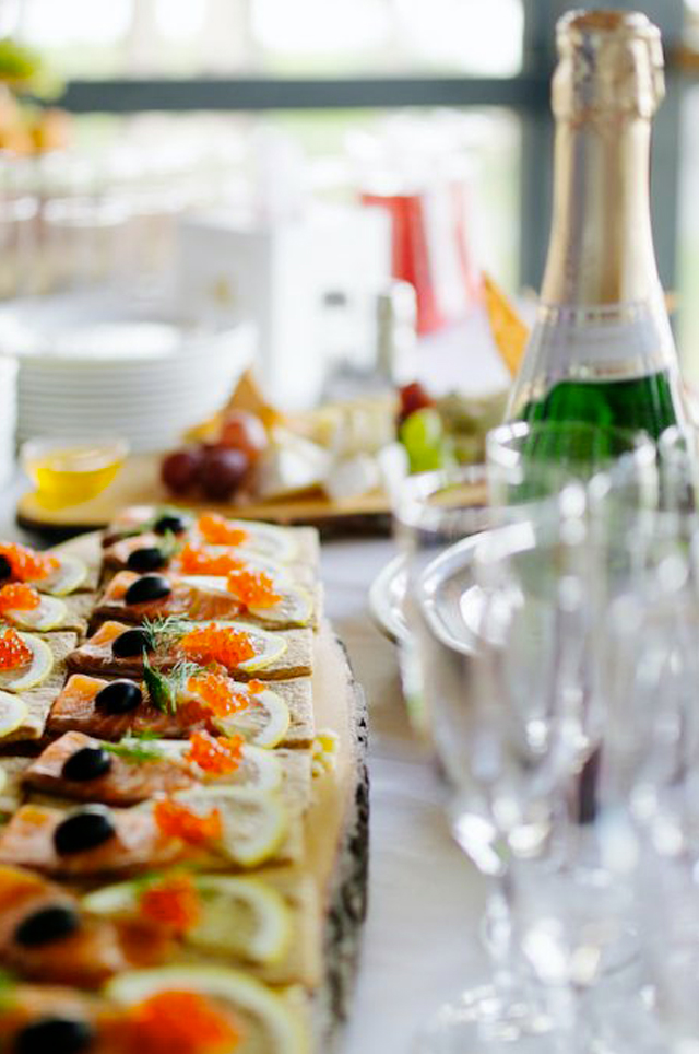 saumon préparé décor champagne et flûtes